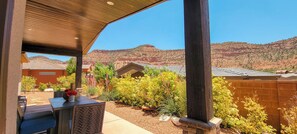 A covered patio with a view of a mountainous landscape. - Guest favorite near Zion/Epic view/Pickleball/Pool (Kanab)