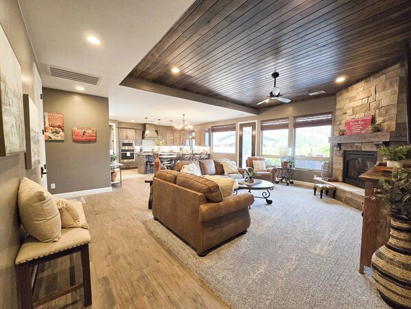 Smart-tv, eldstad, tv-spel och ett bordtennisbord