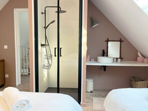 3 bedrooms, iron/ironing board, travel cot, free WiFi