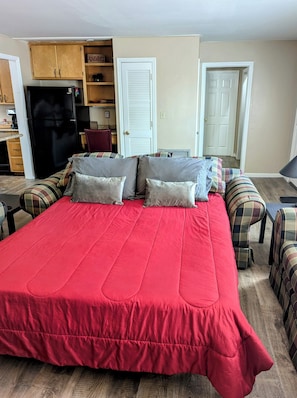 4 bedrooms, desk, iron/ironing board, free WiFi
