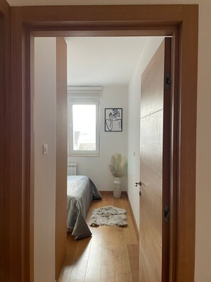 1 dormitori, planxa i posts de planxar, wifi i roba de llit