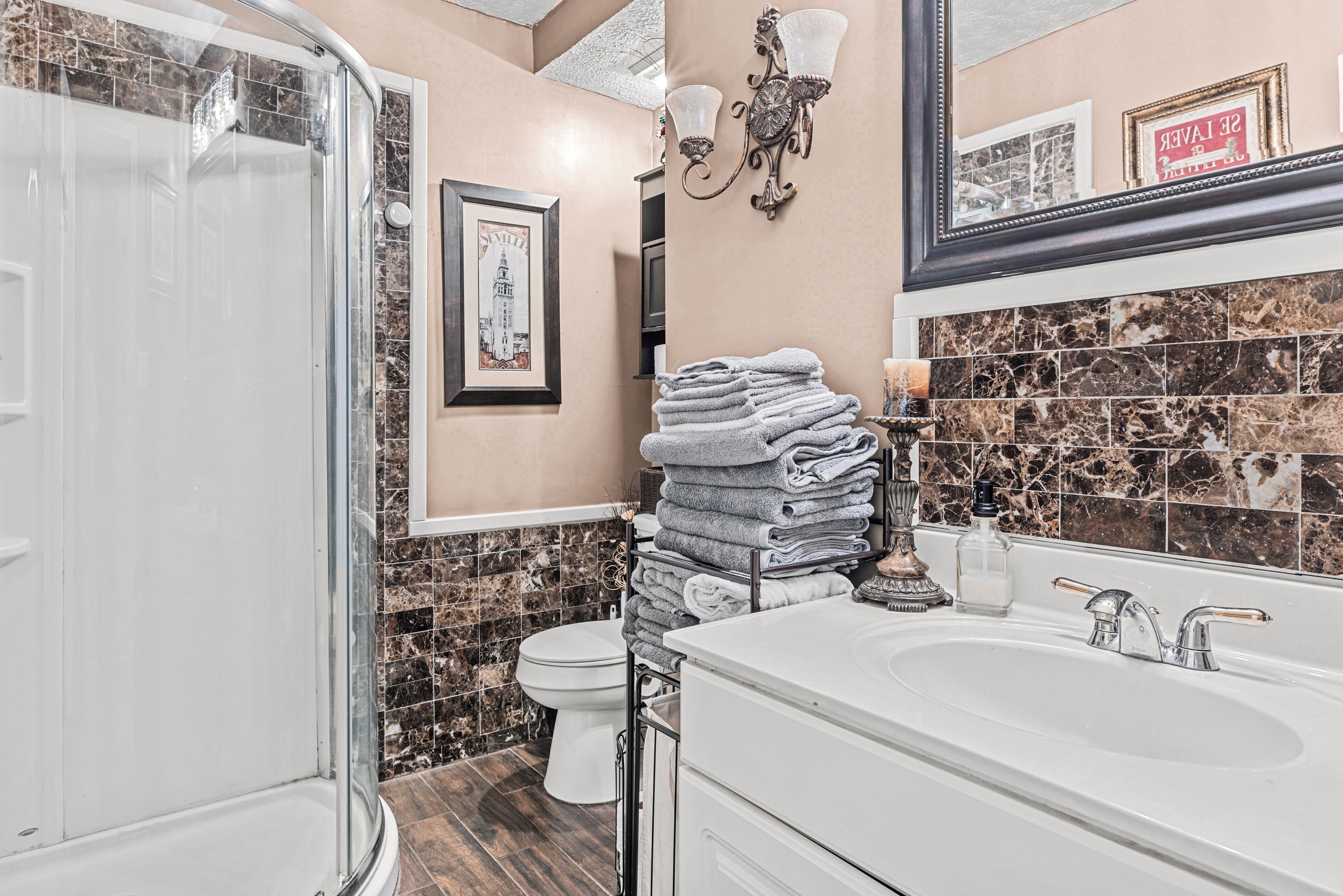Douche, serviettes fournies, papier toilette
