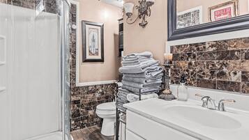 Douche, serviettes fournies, papier toilette