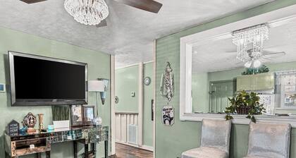 Gorgeous Cottage Near UGA - Close to Everything!