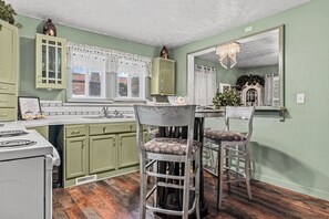 Dining - Gorgeous Cottage Near UGA - Close to Everything! (Athens)