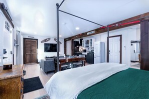 2 bedrooms, iron/ironing board, travel cot, free WiFi - Cozy ski retreat with hot tub – 15 min to Stowe Mountain, king bed awaits! (Waterbury Center)