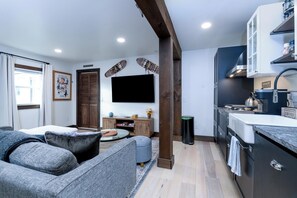 Smart TV - Cozy ski retreat with hot tub – 15 min to Stowe Mountain, king bed awaits! (Waterbury Center)