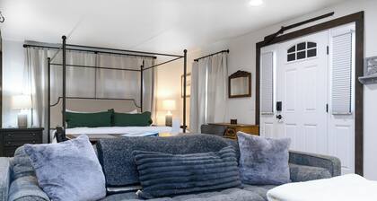 Modern Condo - King Bed- 8 Mins to Downtown Stowe