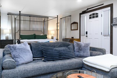 Modern Condo - King Bed- 8 Mins to Downtown Stowe