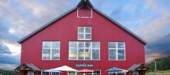 Cozy ski retreat with hot tub – 15 min to Stowe Mountain, king bed awaits!