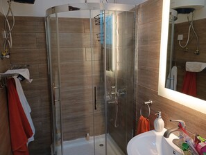 Dusche, Handtücher, Seife, Toilettenpapier