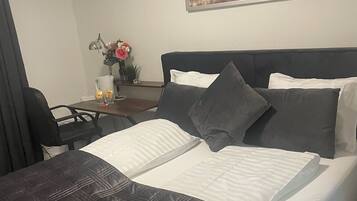 Doppelzimmer | Bügeleisen/Bügelbrett, kostenloses WLAN