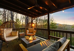 This peaceful retreat is the perfect place to unwind and immerse yourself in the beauty of North Georgia. - Private Pet Friendly Lux Cabin, Mtn View, Hot Tub, Game Room (Mineral Bluff)