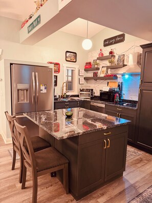 Microwave, oven, stovetop, dishwasher - Be Our Guest! Create Unforgettable Memories in This Unique Family Getaway! (Springfield)