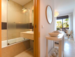 Shower, hair dryer, towels - Pool View Apartment in La Cala - Pass the Keys (Mijas)