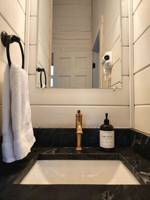 Ducha, secador de pelo, toallas