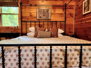 1 bedroom, desk, WiFi, bed sheets