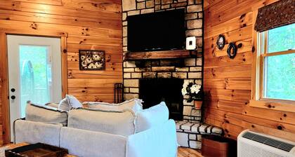 Romantic Lake Cabin with Hot Tub