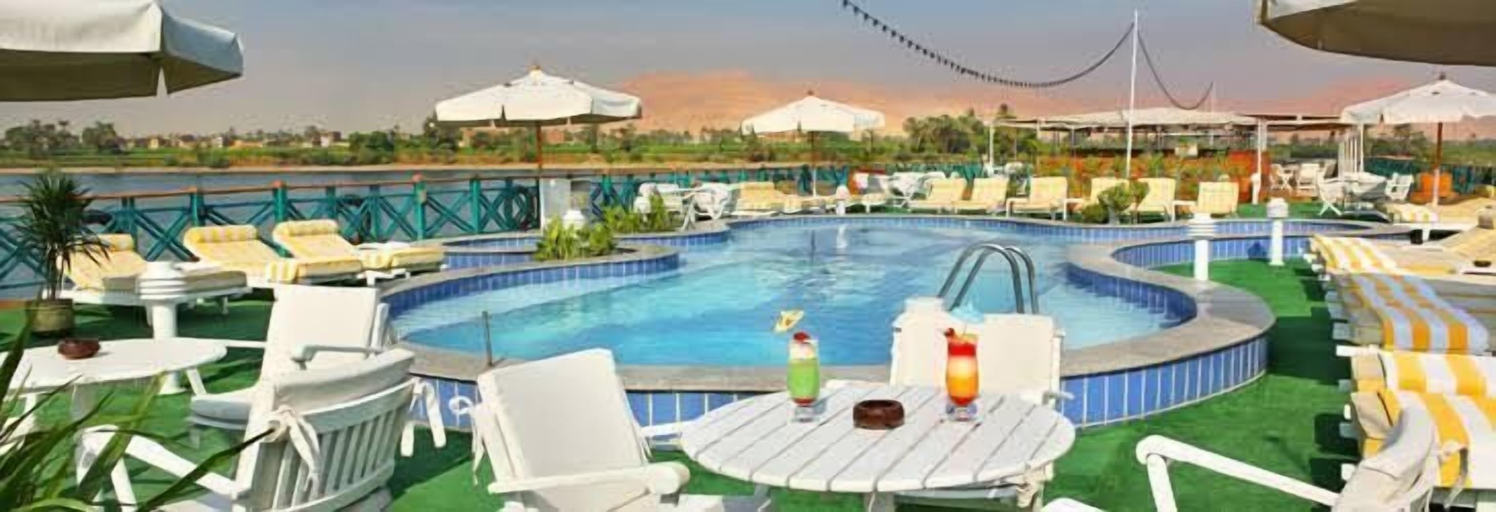 Hồ bơi ngoài trời, dù/ô trên bãi biển/hồ bơi, ghế dài tắm nắng 