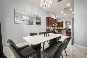 Dining - Luxury Spacious 5-bedroom house in Jacksonville with AC, WiFi, fitness equipment (Jacksonville)