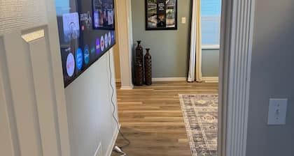 Convenient 2-bedroom ranch with AC and WiFi in Dayton