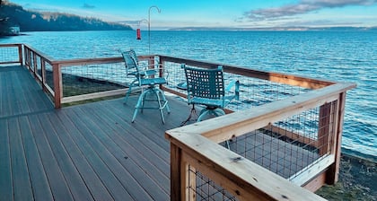 Charming beachfront 1-bedroom cottage near Langley, Whidbey Island Washington.