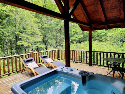 Romantic Cabin Hot tub~Sauna~Fireplace~Restaurants