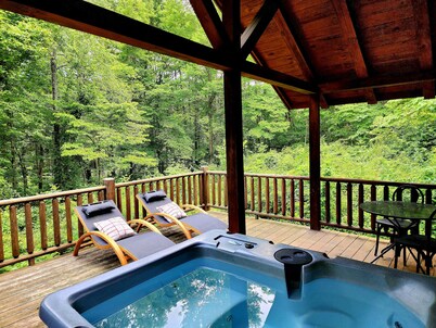 Romantic Cabin Hot tub~Sauna~Fireplace~Restaurants
