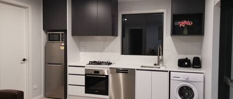 Kjøleskap, mikrobølgeovn, ovn og kokeplater