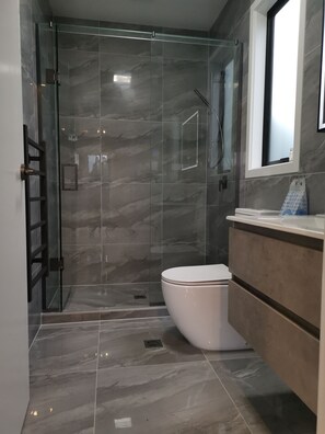 Dusche, Haartrockner, Handtücher, Seife