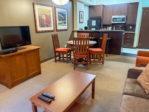 Smart TV, fireplace - Cozy 1 Bedroom | Swimming Pool & A/C (Fernie)