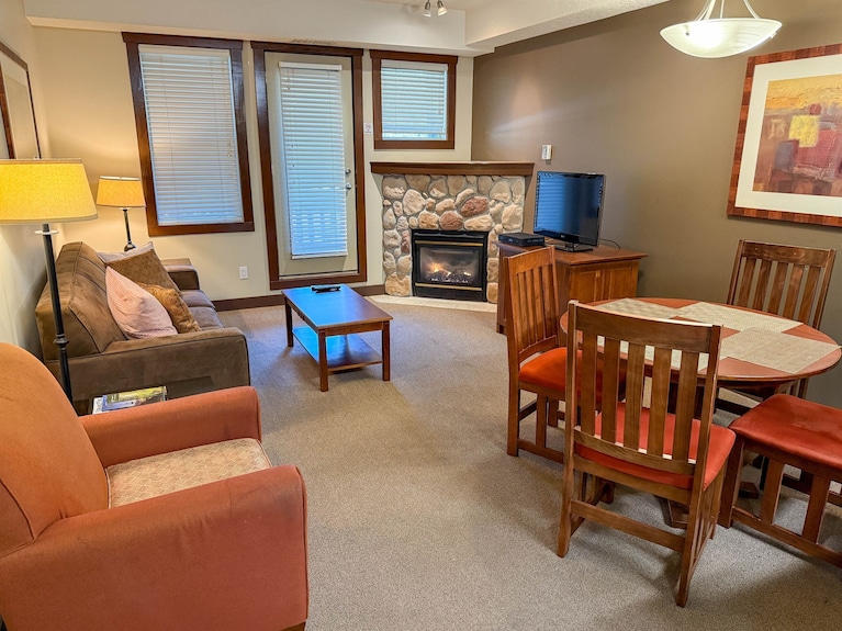Cozy 1 Bedroom | Swimming Pool & A/c - Fernie