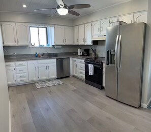 Kylskåp, mikrovågsugn, ugn och spishäll