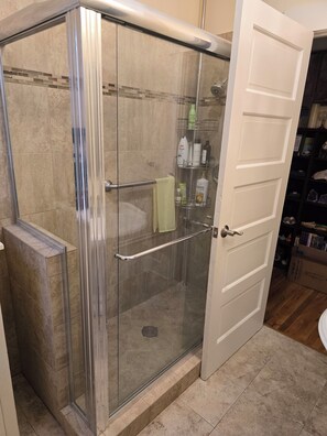 SĂšche-cheveux, bidet, serviettes fournies, savon