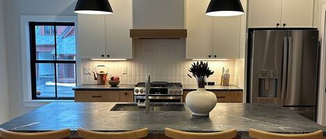 Kylskåp, mikrovågsugn, ugn och spishäll