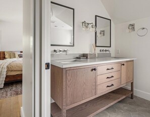 Douche, sèche-cheveux, serviettes fournies, savon