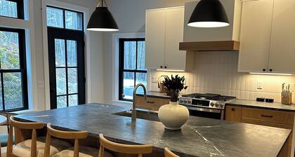 BRAND NEW Luxury Stowe Townhome On Mountain Road I 5 BR & Arcade Game Room