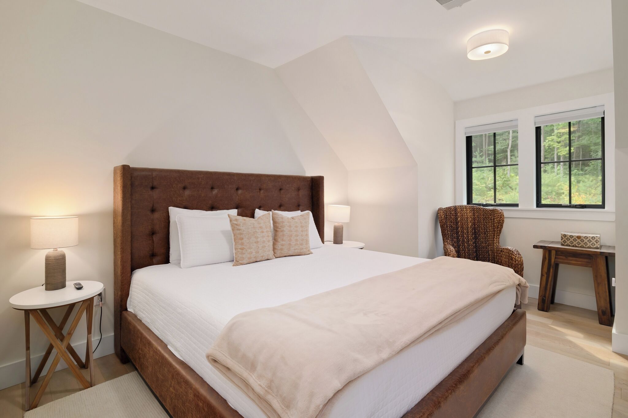 5 habitaciones, tabla de planchar con plancha y cuna de viaje 