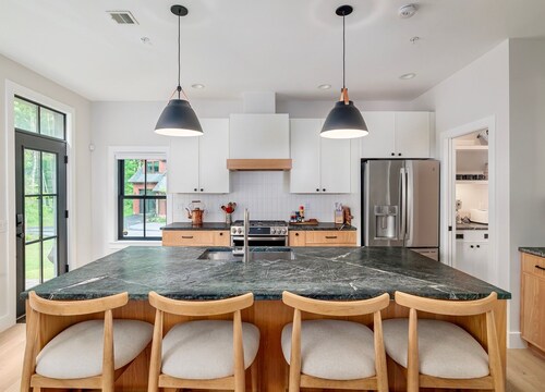 NEW Luxury 5BR Stowe Townhome, Sleeps 12 + Arcade Room, Foliage & Bike Trails