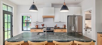 NEW Luxury 5BR Stowe Townhome, Sleeps 12 + Arcade Room, Foliage & Bike Trails