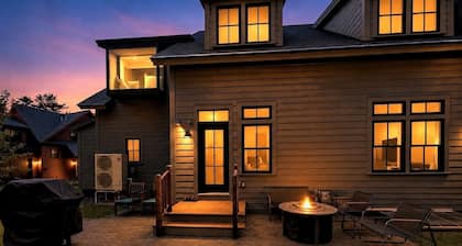 NEW Luxury 5BR Stowe Townhome, Sleeps 12 + Arcade Room, Foliage & Bike Trails