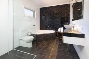 Shower, free toiletries, hair dryer, towels - Blazing Stump Motel & Suites (Wodonga)