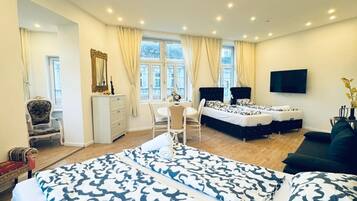 3 bedrooms, desk, bed sheets