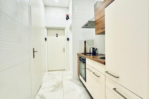 Oven, stovetop, toaster, cookware/dishes/utensils - 3BR Apartment; Near Atzgersdorf Park, 11-Min Walk (Vienna)