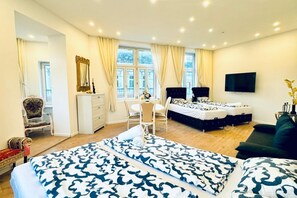3 chambres, bureau, fer et planche Ă repasser, draps fournis