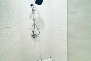 Een douche, een haardroger, handdoeken, zeep