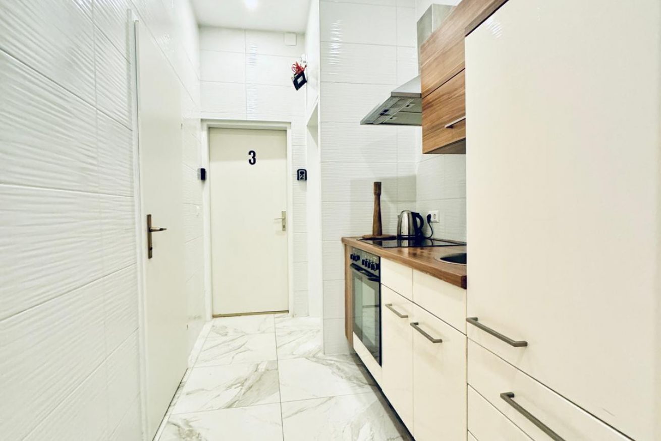 Ofen, Herdplatte, Wasserkocher, Kochgeschirr/Geschirr/Besteck