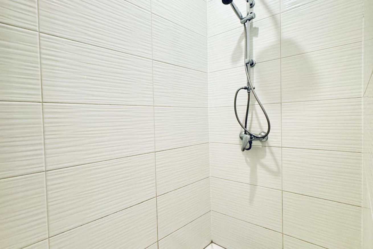 Douche, sèche-cheveux, serviettes fournies, savon