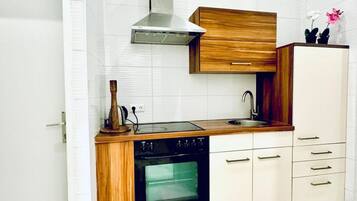 Oven, stovetop, electric kettle, cookware/dishes/utensils