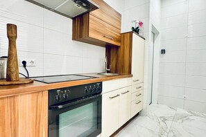 Horno, parrilla de estufa, tetera eléctrica y utensilios de cocina 